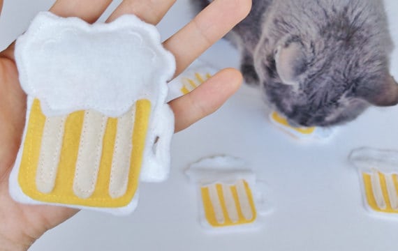 minitigerdesign-catnip-beer-toy