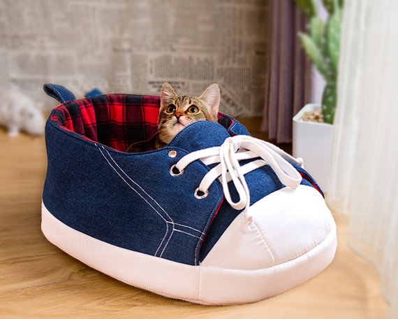 nappingjojo-sneaker-cat-bed